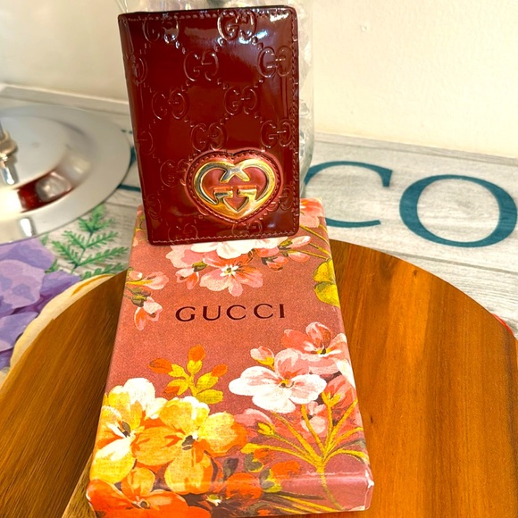Gucci Handbags - Gucci card holder wallet comes with the box Nice clean